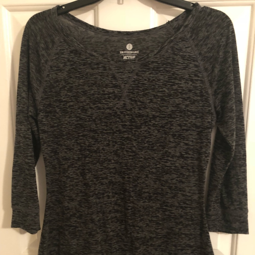 Semi-fitted 1/2 sleeve workout shirt
